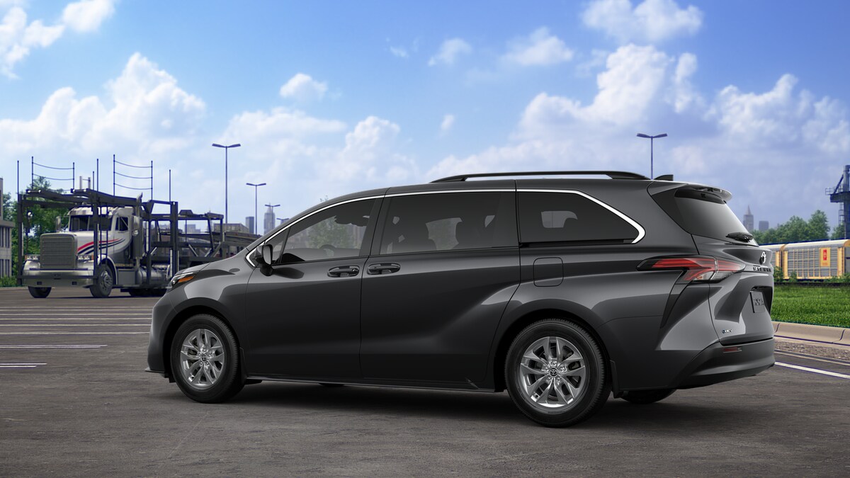 2025 Toyota Sienna LE photo 4