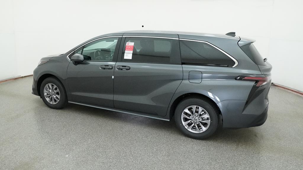 2025 Toyota Sienna LE photo 4