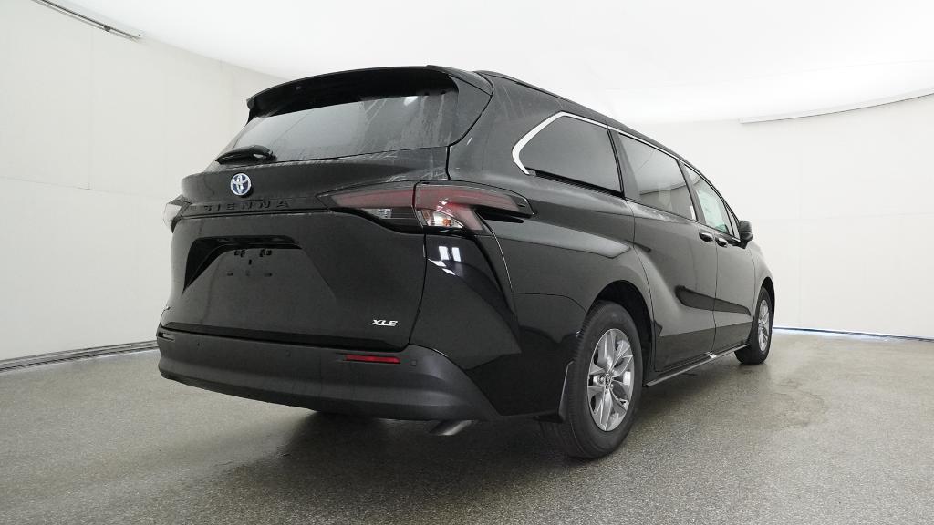 2025 Toyota Sienna XLE photo 3