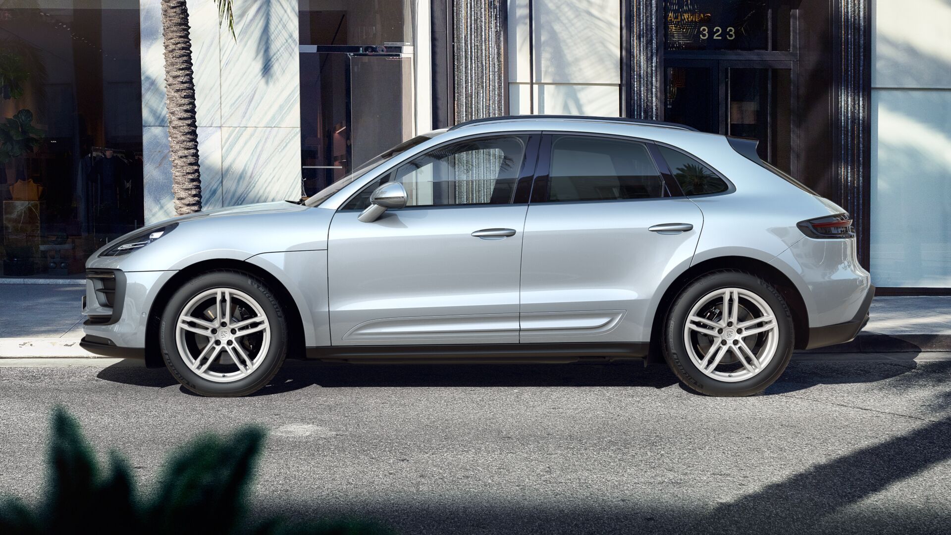 2025 Porsche Macan T photo 2