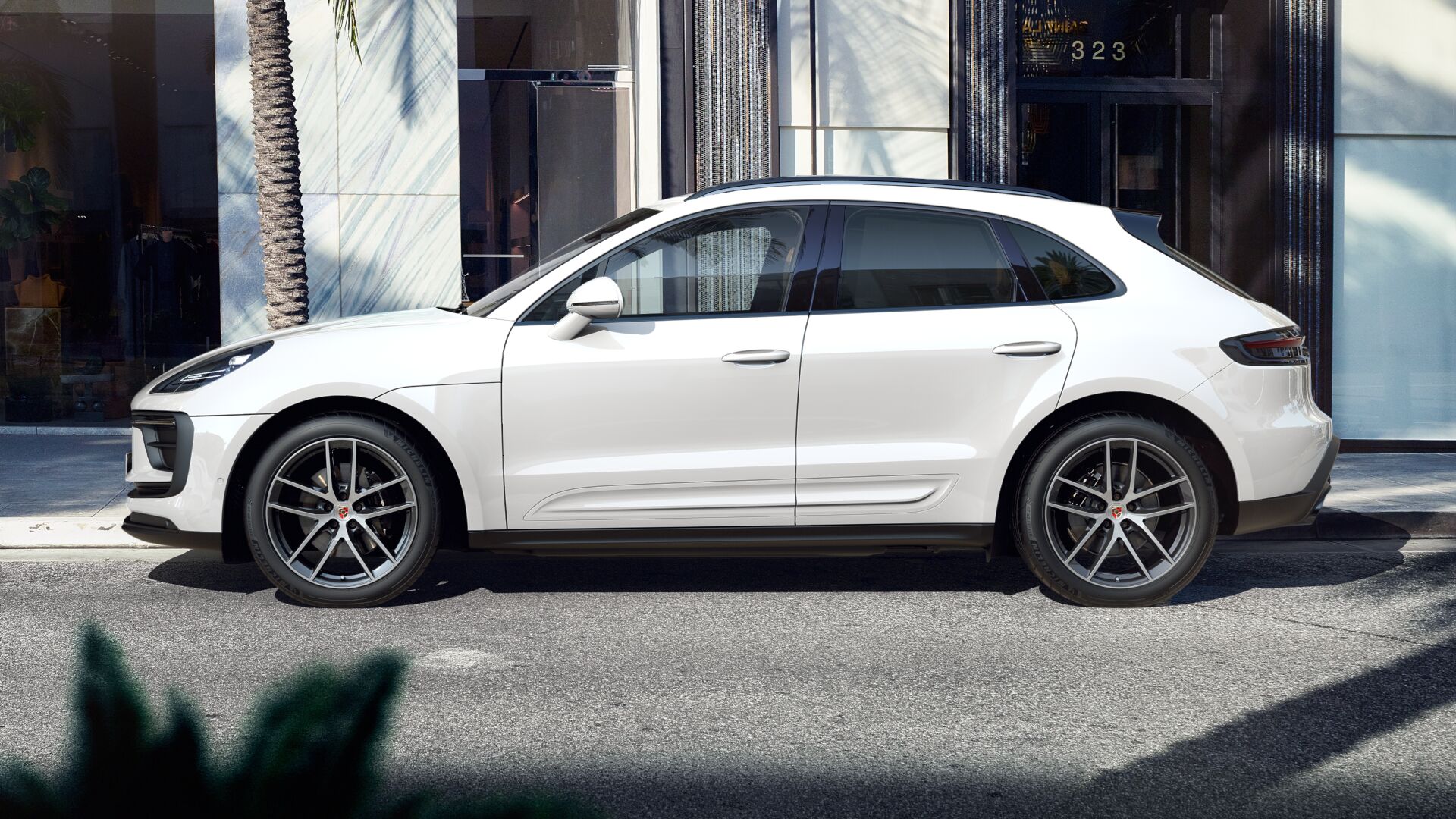 2025 Porsche Macan T photo 2
