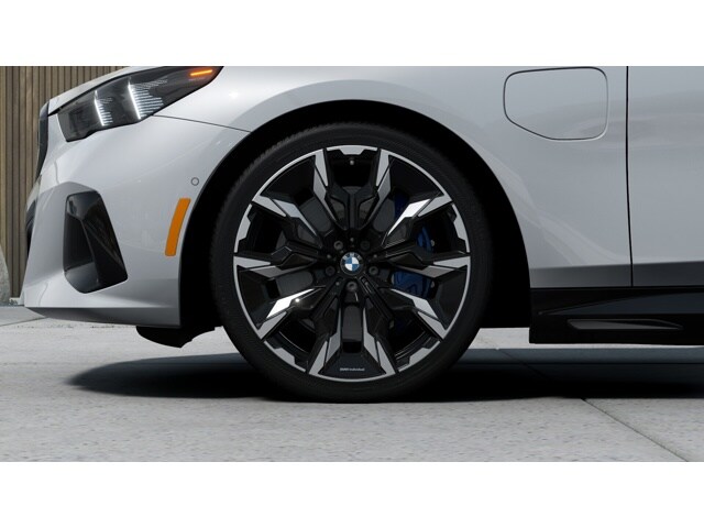 2026 BMW 5 Series 550e - Photo 40