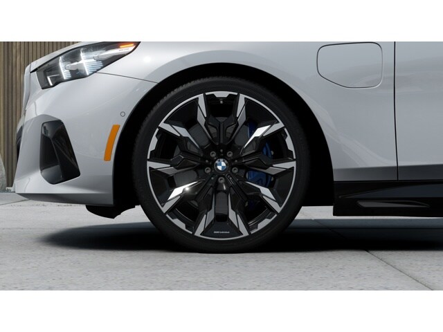 2026 BMW 5 Series 550e - Photo 7