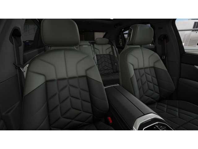 2025 BMW 7 Series 750e - Photo 28