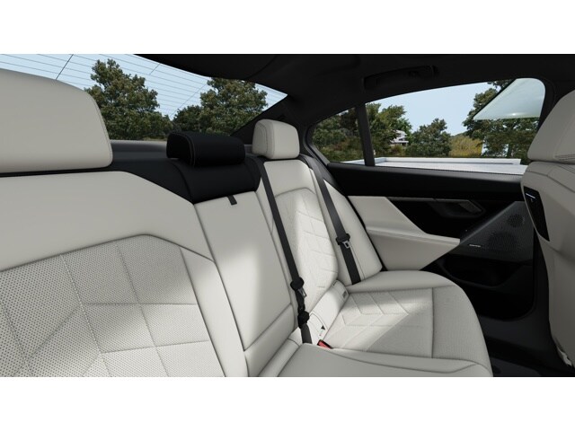 2026 BMW 5 Series 550e - Photo 31