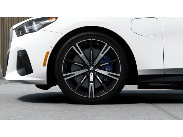 2026 BMW 5 Series 550e - Photo 26