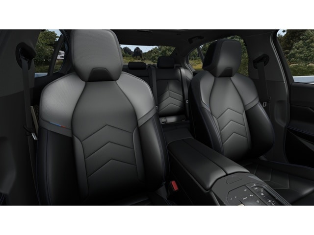 2026 BMW 5 Series 550e - Photo 11