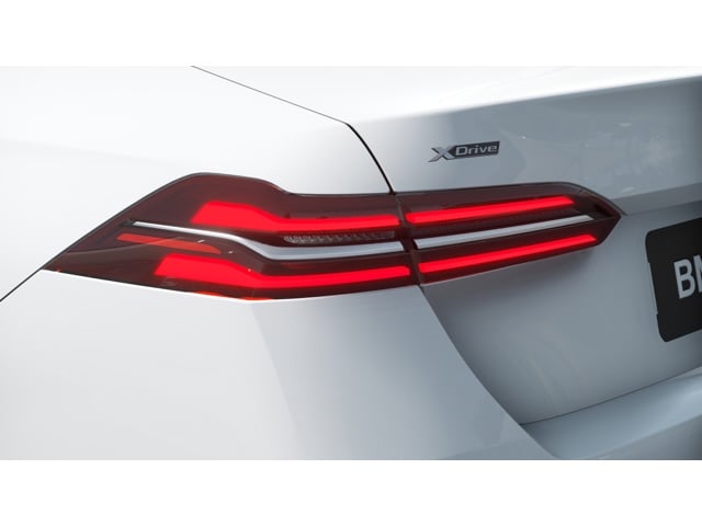 2026 BMW 5 Series 550e - Photo 27