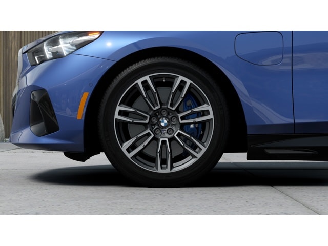 2026 BMW 5 Series 550e - Photo 7