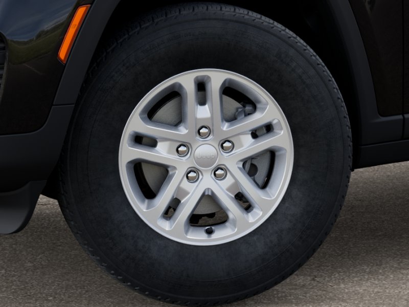 2025 Jeep Grand Cherokee Laredo Altitude photo 3