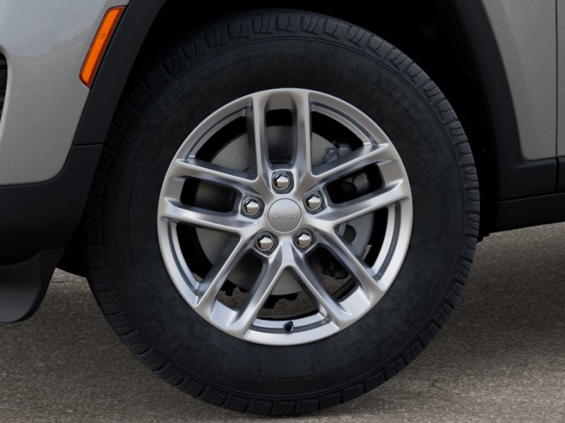 2025 Jeep Grand Cherokee Laredo photo 3