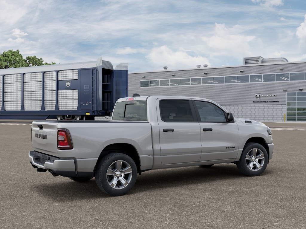 New 2026 Ram 1500 EXPRESS CREW CAB 4X2 5'7 BOX Pickup