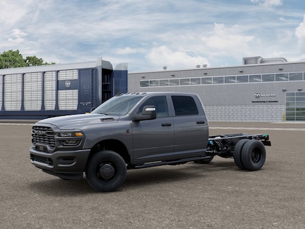 2026 Ram 3500 TRADESMAN CREW CAB CHASSIS 4X4 60' CA Pickup