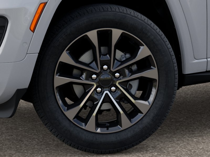 2025 Jeep Grand Cherokee Overland photo 2