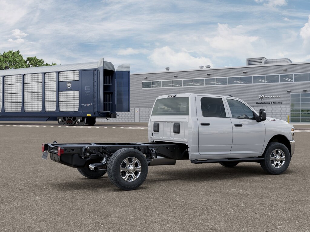 New 2026 Ram 3500 Chassis Cab TRADESMAN CREW 4X4 60' CA Pickup