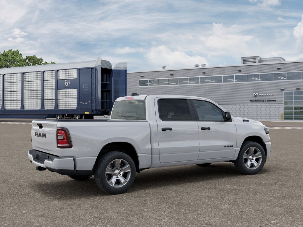 New 2026 Ram 1500 EXPRESS CREW CAB 4X2 5'7 BOX Pickup