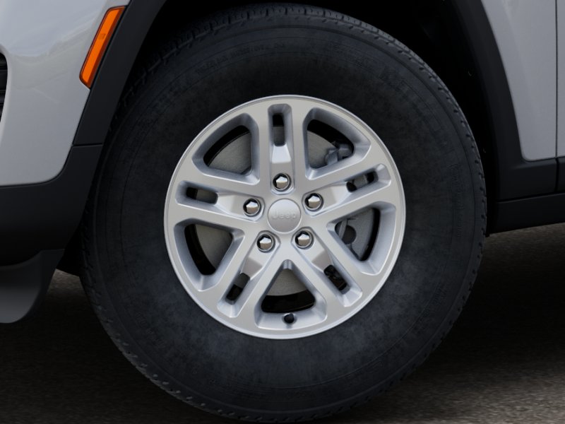 2025 Jeep Grand Cherokee Laredo photo 4