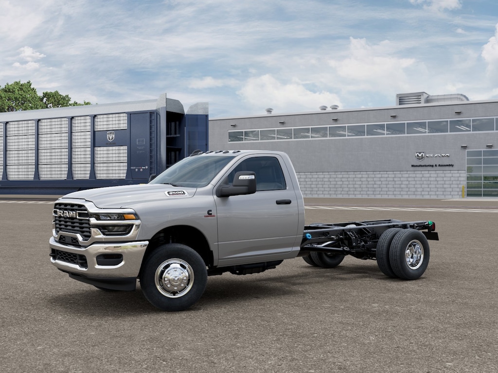 New 2026 Ram 3500 Chassis Cab TRADESMAN REGULAR 4X4 84' CA Pickup
