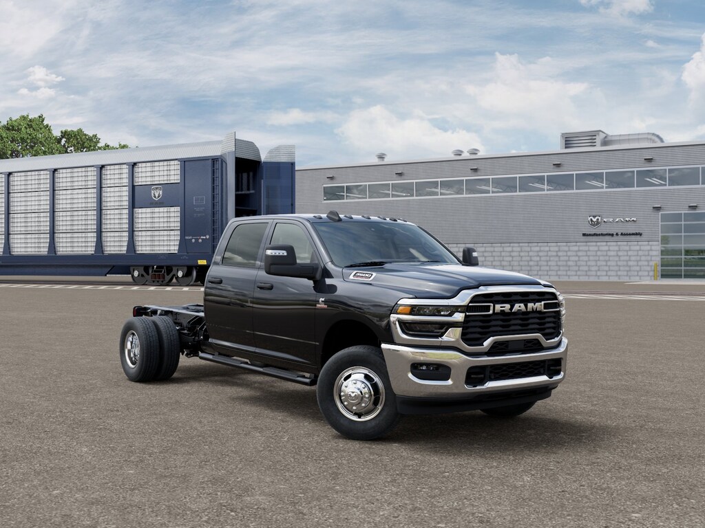 New 2026 Ram 3500 Chassis Cab TRADESMAN CREW 4X4 60' CA Pickup