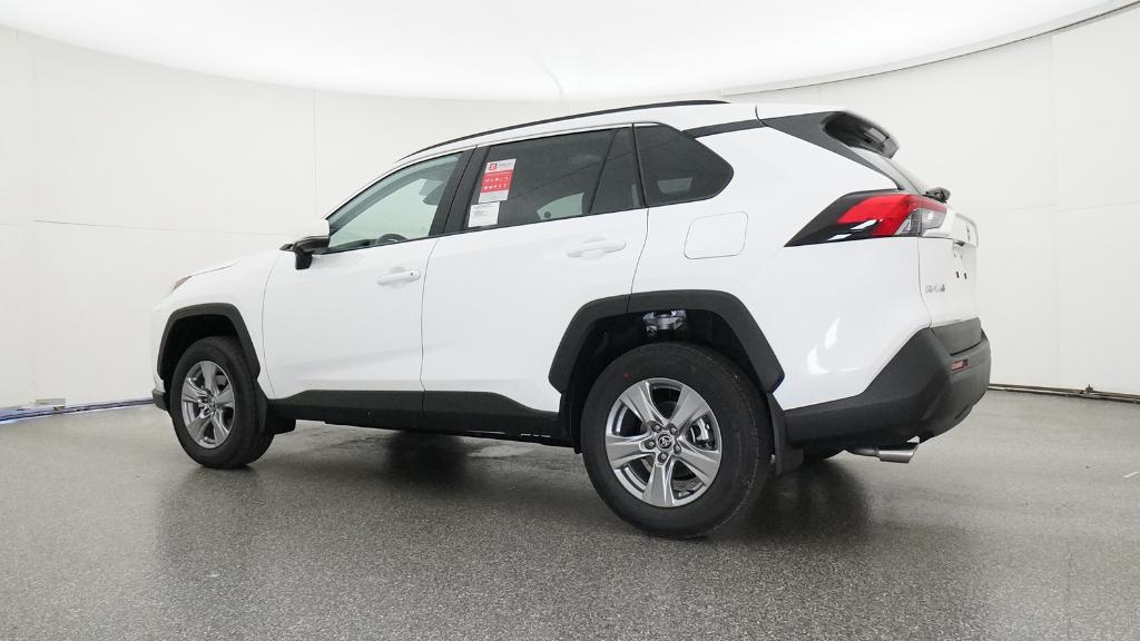 2025 Toyota RAV4 XLE photo 4