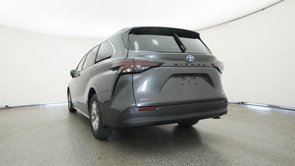 2025 Toyota Sienna XLE photo 2