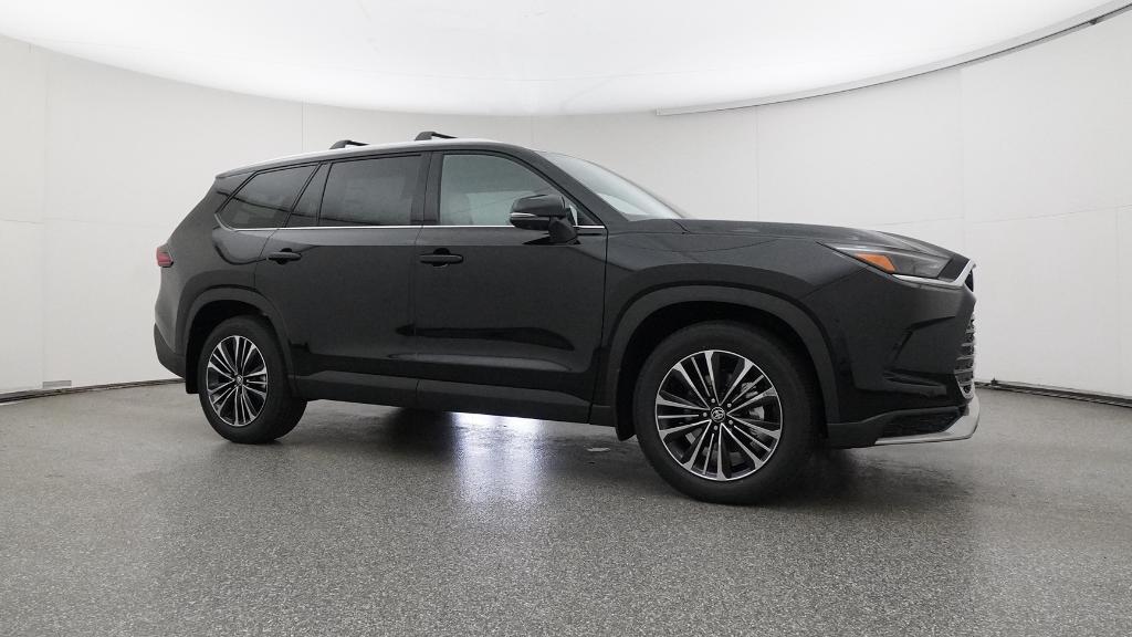 2026 Toyota Highlander Platinum Hybrid photo 2