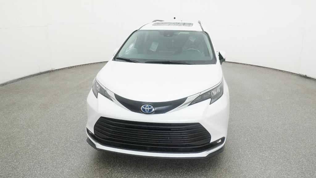 2025 Toyota Sienna XLE photo 3