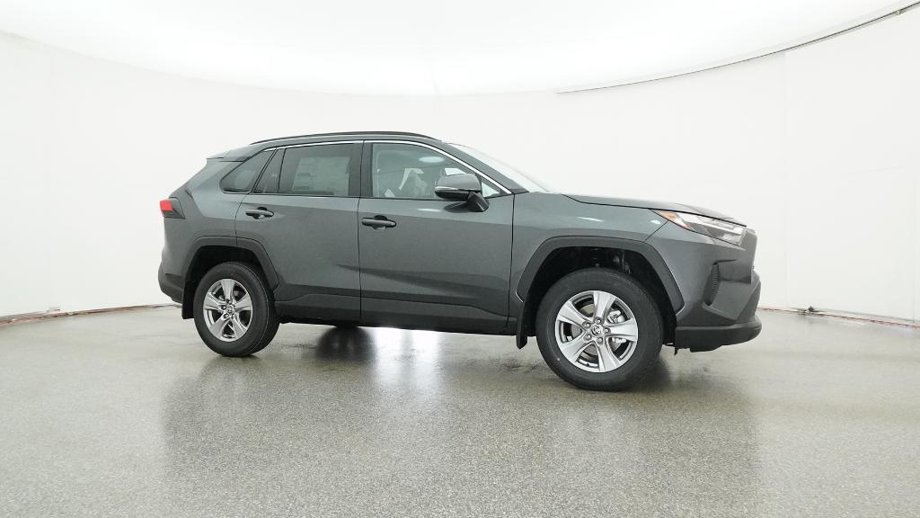 2025 Toyota RAV4 XLE photo 4