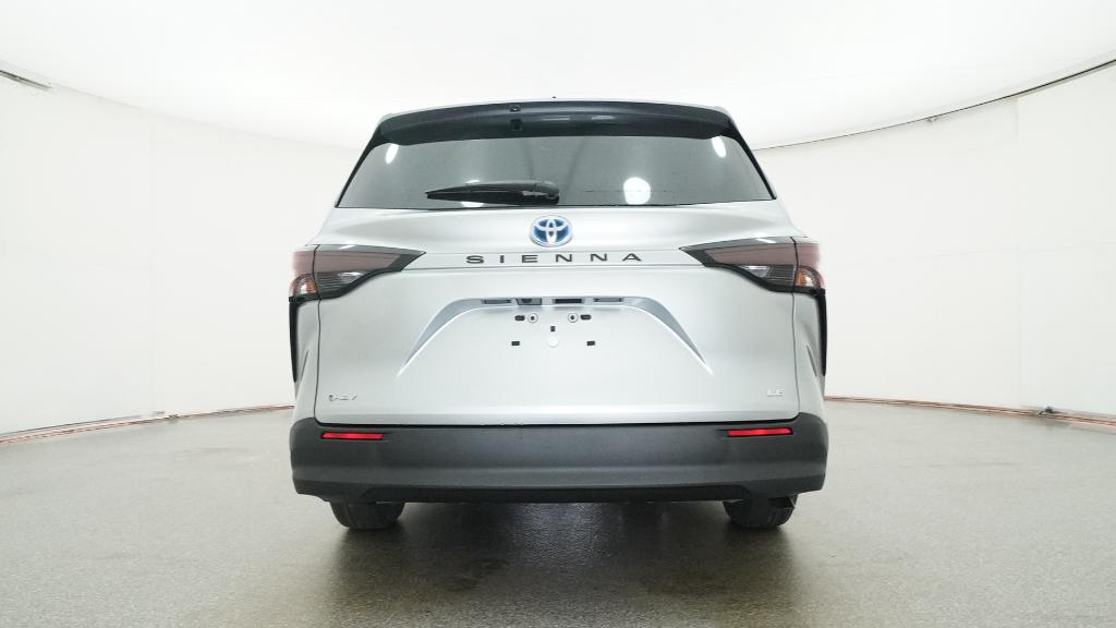 2025 Toyota Sienna LE photo 2