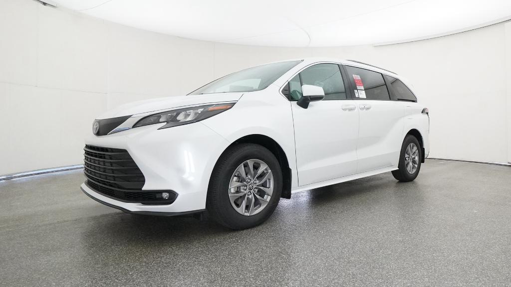 2025 Toyota Sienna XLE photo 3