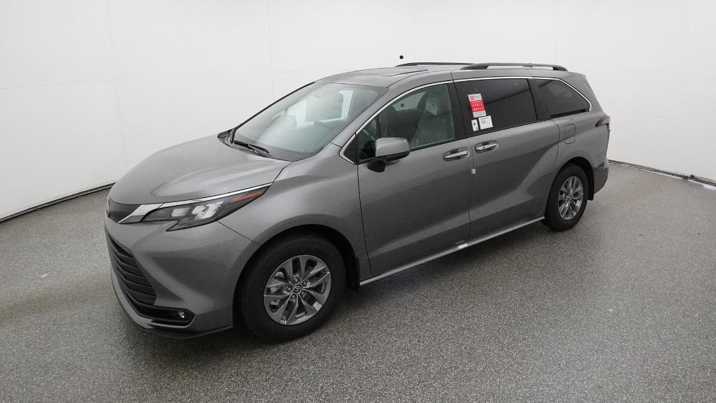 2026 Toyota Sienna XLE's photo
