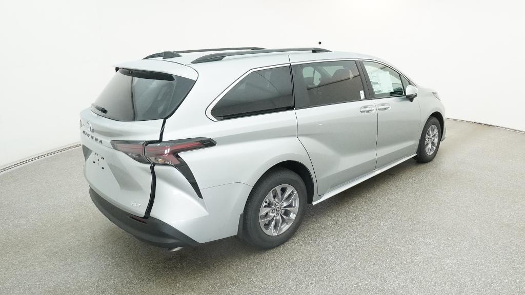 2025 Toyota Sienna XLE photo 4