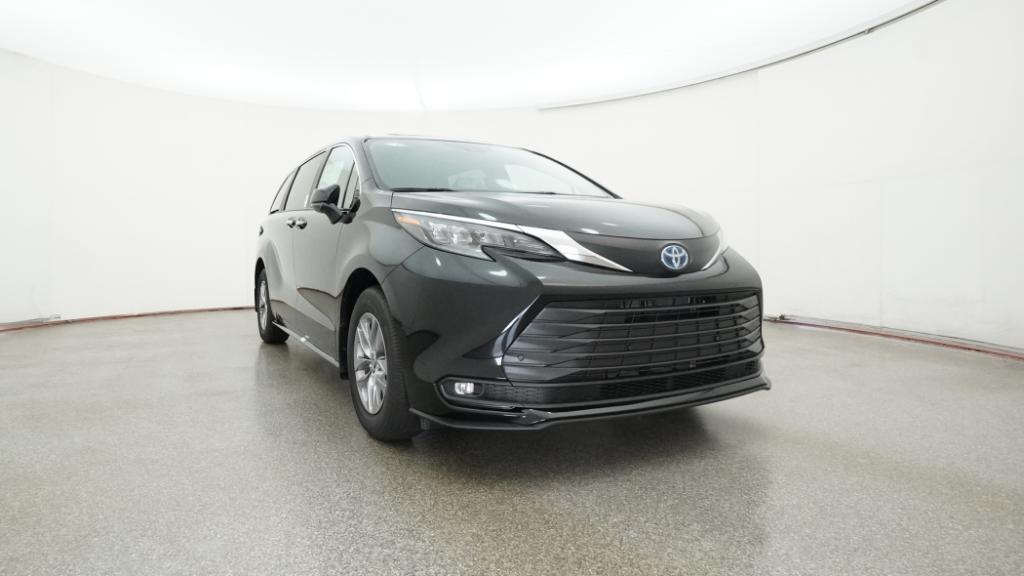 2025 Toyota Sienna XLE photo 4
