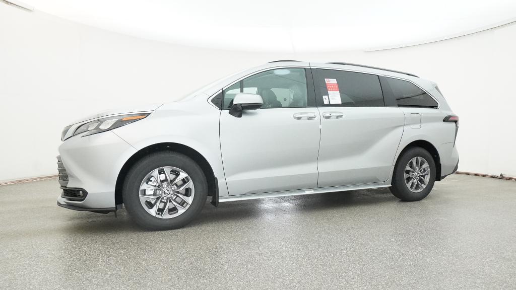 2025 Toyota Sienna XLE photo 2