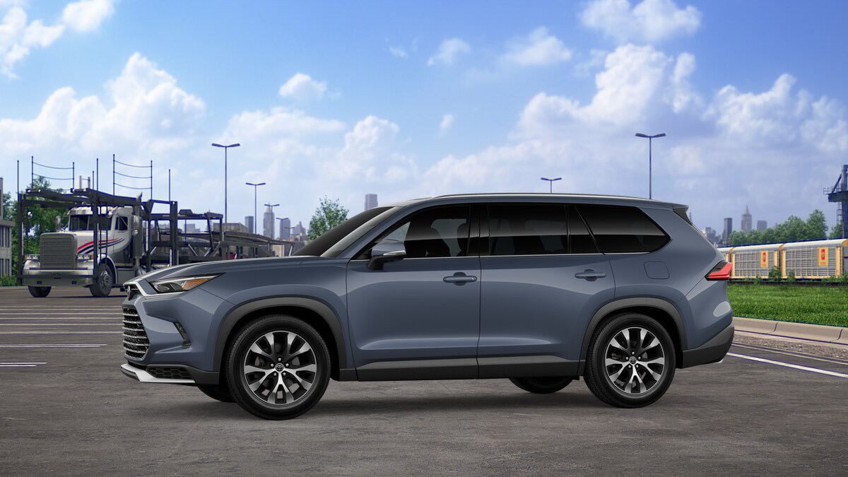 2026 Toyota Highlander Limited Hybrid photo 3
