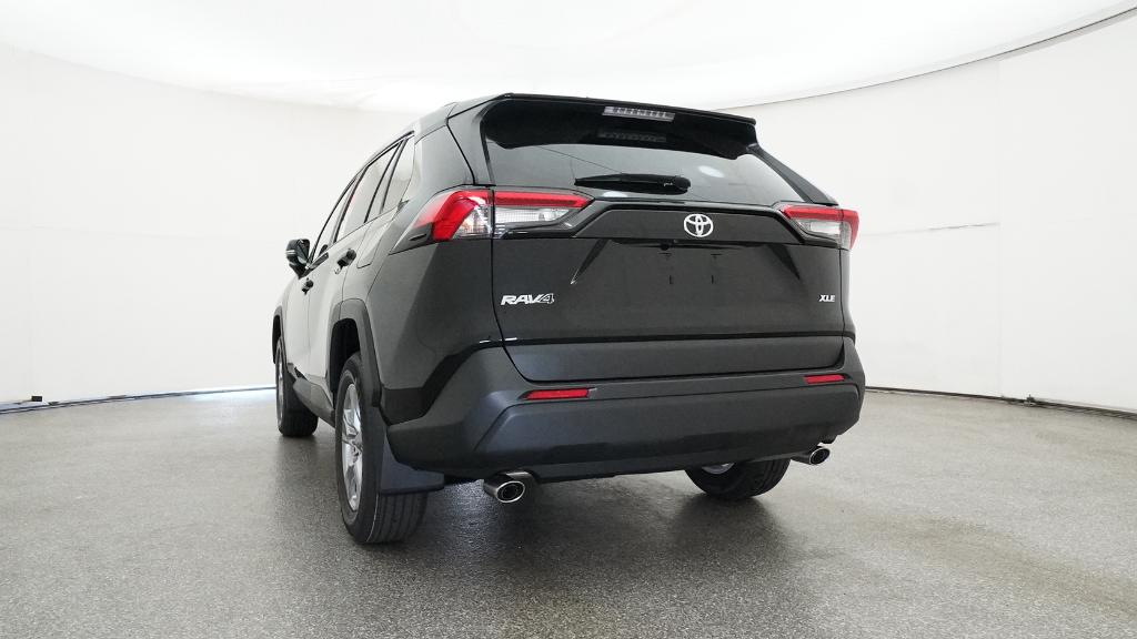 2025 Toyota RAV4 XLE photo 4