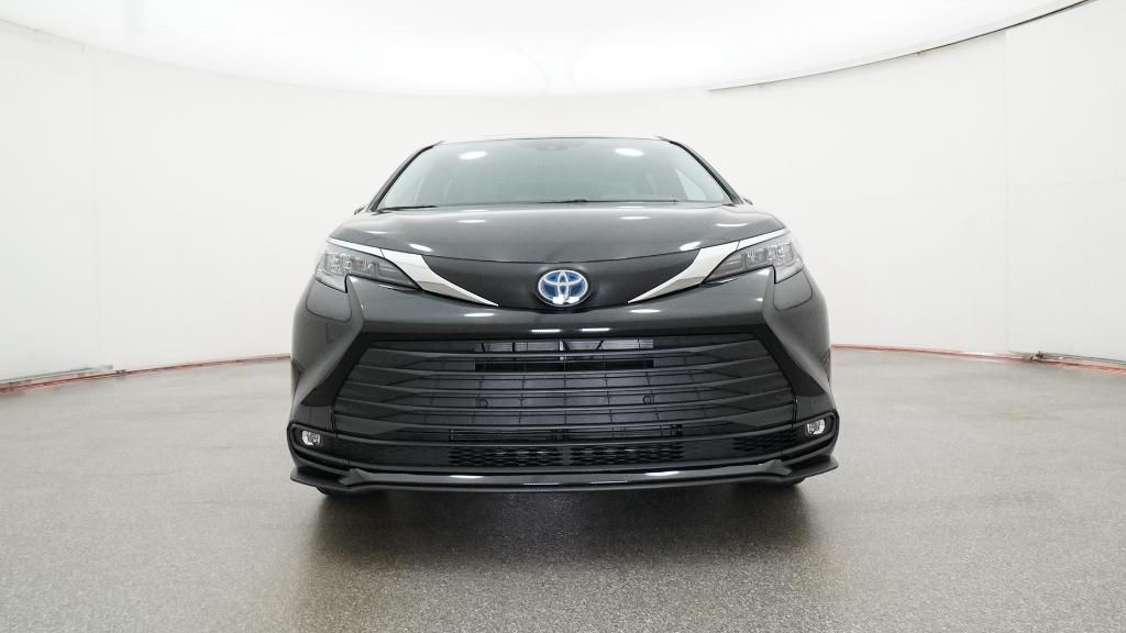 2025 Toyota Sienna XLE photo 2