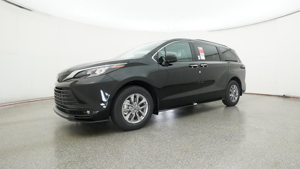 2025 Toyota Sienna XLE photo 2
