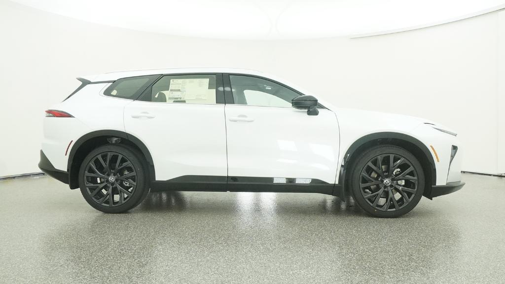 2025 Toyota Crown Signia Limited photo 3