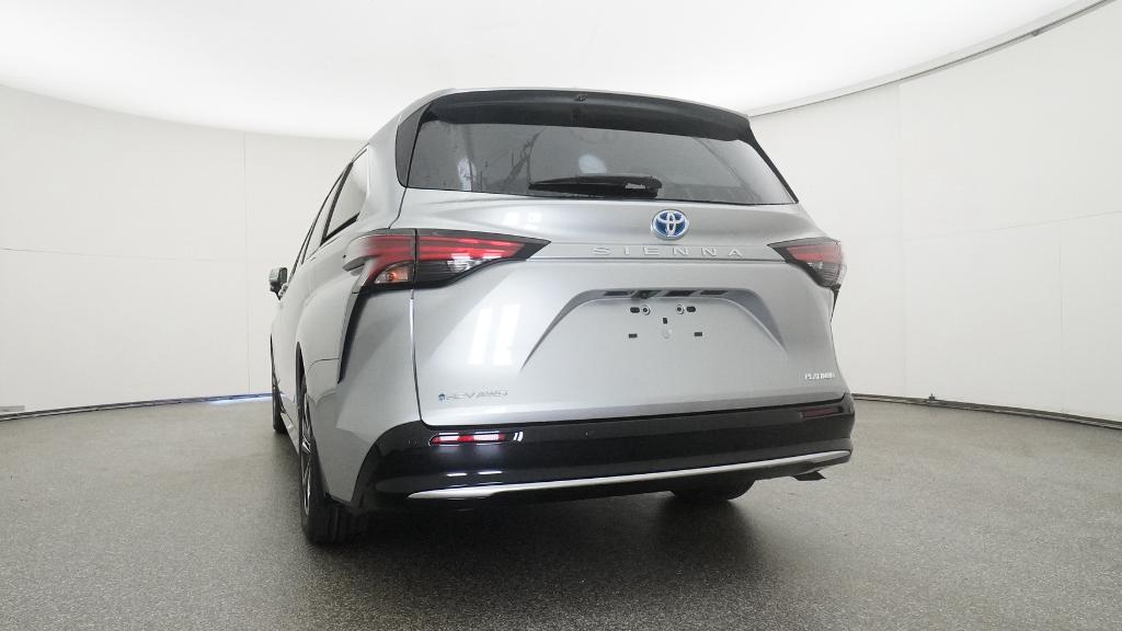 2025 Toyota Sienna Platinum photo 2