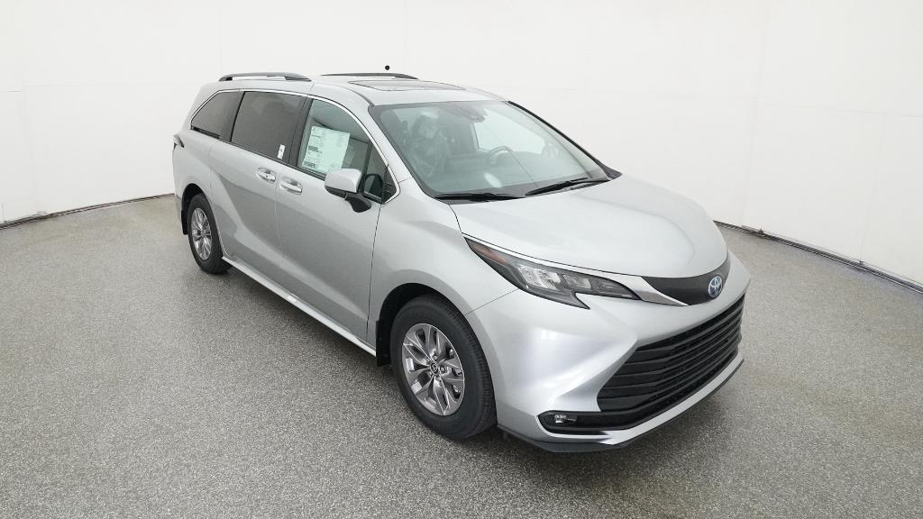 2025 Toyota Sienna XLE photo 4