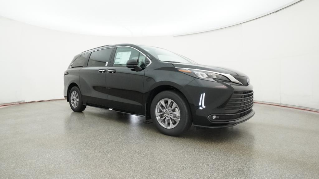 2025 Toyota Sienna XLE photo 3