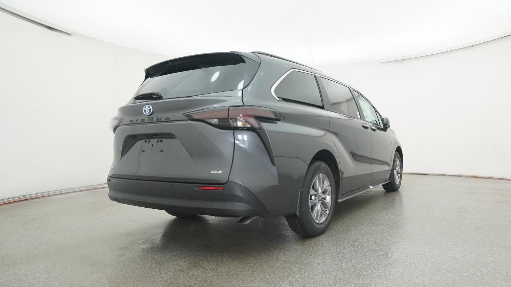 2025 Toyota Sienna XLE photo 2