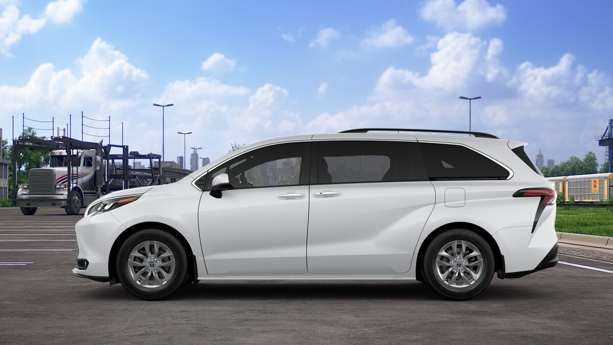2025 Toyota Sienna XLE photo 4