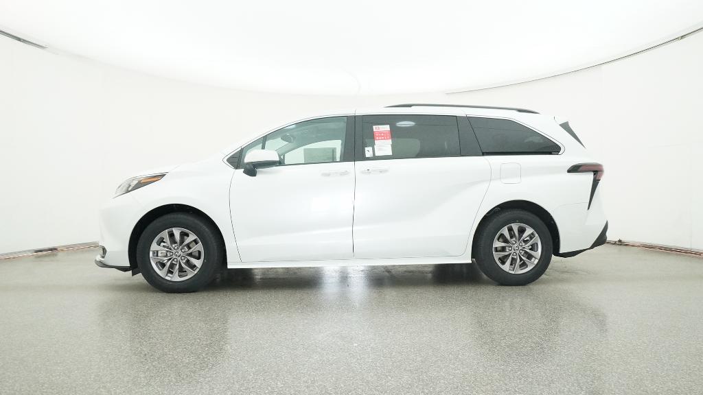 2026 Toyota Sienna XLE photo 4