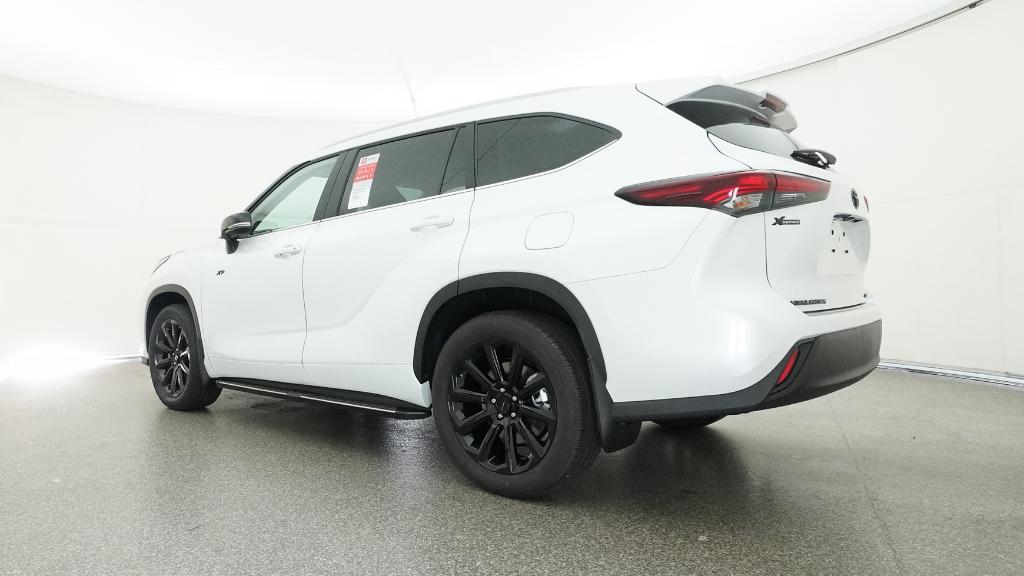 2026 Toyota Highlander XLE photo 3