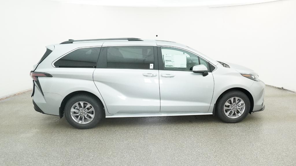 2025 Toyota Sienna XLE photo 3
