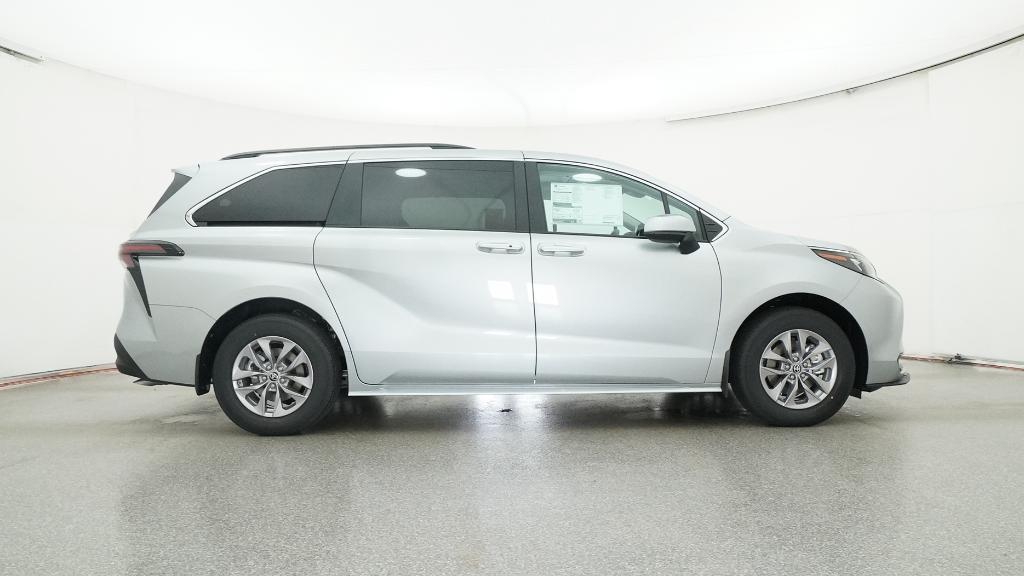 2025 Toyota Sienna LE photo 4