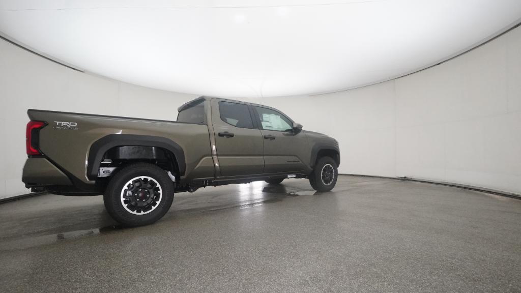 2025 Toyota Tacoma TRD Off-Road photo 3