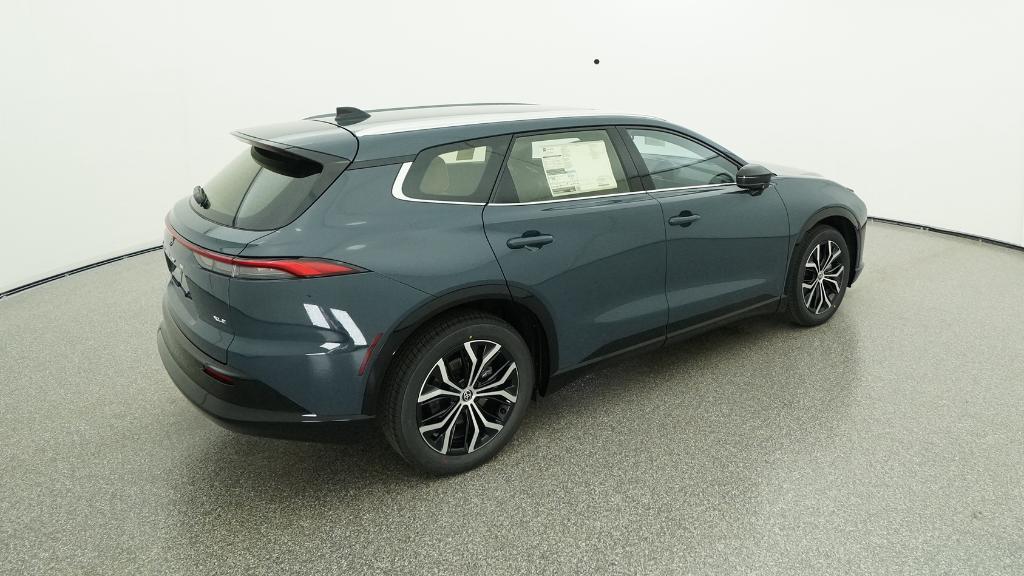 2025 Toyota Crown Signia XLE photo 3